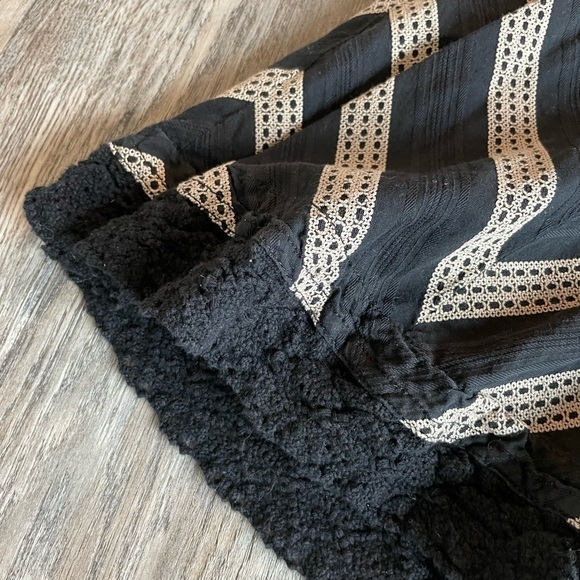 Ann Taylor Midi Skirt, Black and Tan Chevron, size 4 - Picture 2 of 6